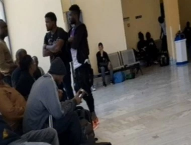 50 παράνομοι Αφρικανοί μετανάστες εμφανίστηκαν ξαφνικά στο αεροδρόμιο της Ικαρίας! (βίντεο)